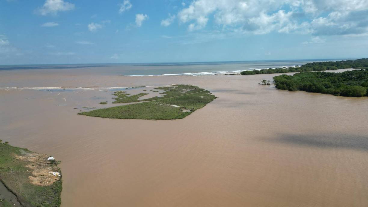 El mar sigue recibiendo las aguas turbias de las crecidas. 