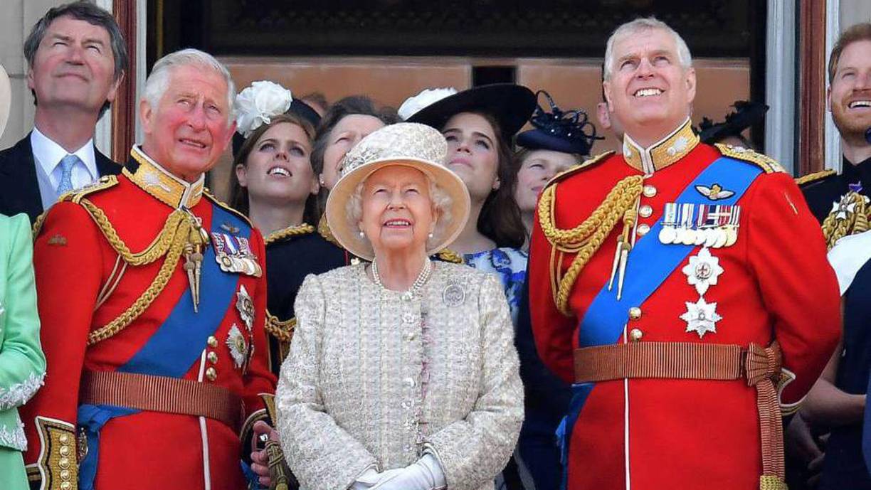 La reina le despojó de sus títulos militares y patrocinios. Se le vio tras la muerte de su madre en septiembre y fue abucheado en una de sus apariciones.