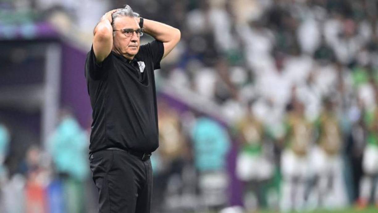 El entrenador era cuestionado por la prensa azteca, aficionados y su marcha no sorprendió, ya que era abucheado por muchos fanáticos.