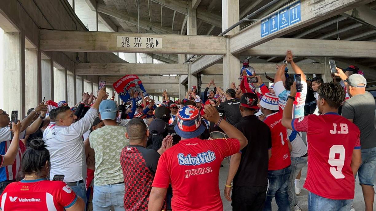 La afición del Olimpia apoyó sin parar a su equipo en el amistoso contra el Marathón en Nueva Orleans.