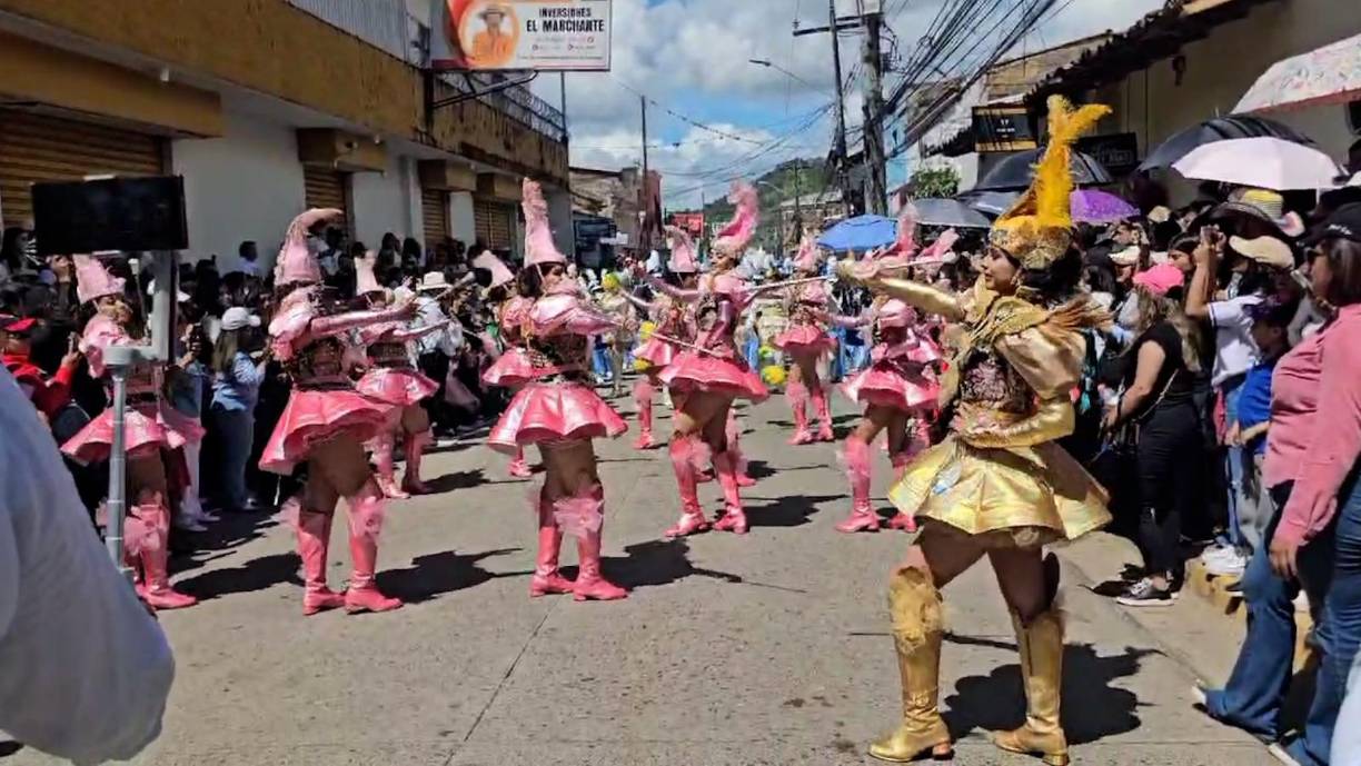Molina Lovo indica que los trajes confeccionados con exquisitos detalles brillantes, incluyen una chaqueta removible y una elegante capa de rosas, permitiendo que las palillonas revelen no solo uno, sino tres imágenes distintas a lo largo de su recorrido.