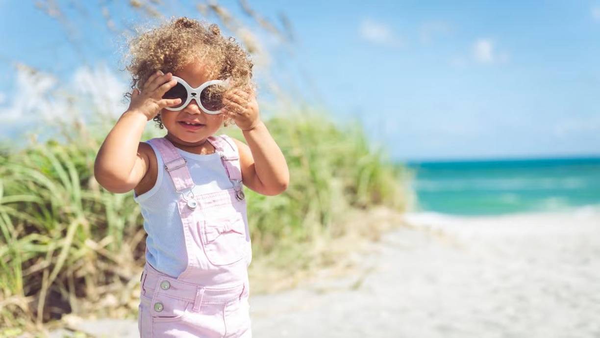 Un fenómeno silencioso se expande a nivel mundial: la <b>miopía</b>, un trastorno visual que hace que los objetos distantes se vean borrosos. Aunque antes se lo consideraba un problema menor, ahora afecta a una porción creciente de la población. <b>Se estima que para el año 2050, casi la mitad de las personas en el mundo padecerá de miopía</b>, según el <b>Instituto Nacional del Ojo </b>de los<b> Estados Unidos</b>. Este aumento ha hecho que los expertos hablen de una “epidemia futura”.