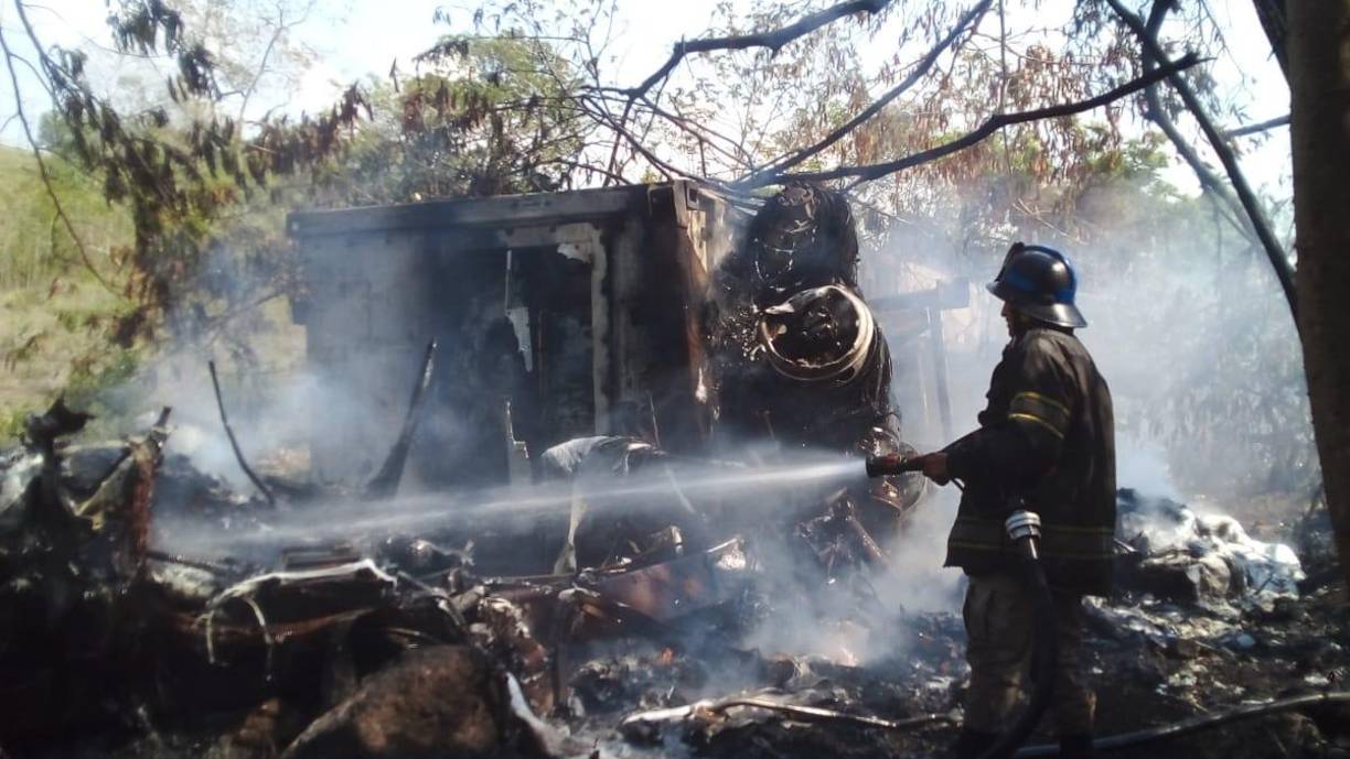  Al parecer el pesado automotor perdió el control a unos 500 metros antes de llegar a las casetas de peaje.