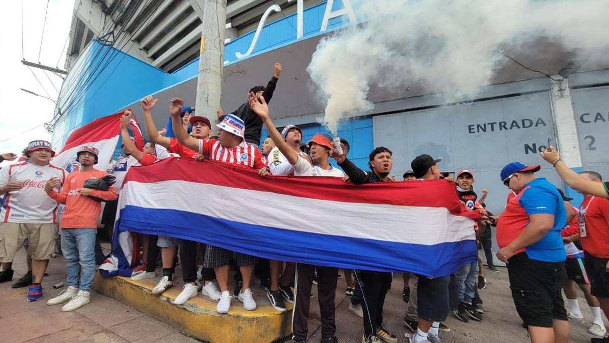 La Ultra Fiel montó una fiesta en las afueras del estadio Nacional Chelato Uclés previo al partido.