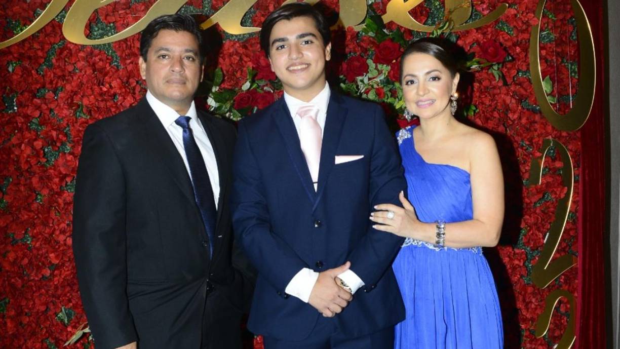 Alexis con José y Meidi Ramírez. 