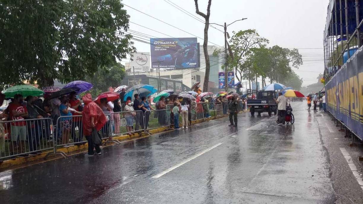 ¡Imparable! Lluvia sorprendió a sampedranos en el desfile de carrozas