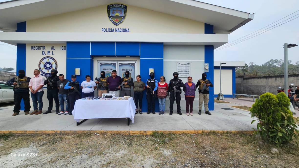 Los 7 arrestados fueron remitidos a los tribunales correspondientes por suponerlos responsables de los delitos de lavado de dinero, extorsión y asociación para delinquir.