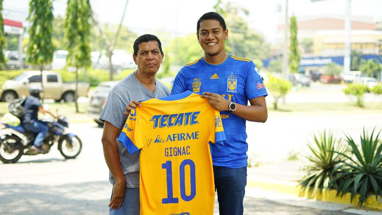 “Mi papá me ha regalado de cumpleaños la camisa de Tigres, también tengo un vaso de Tigres”, señaló.