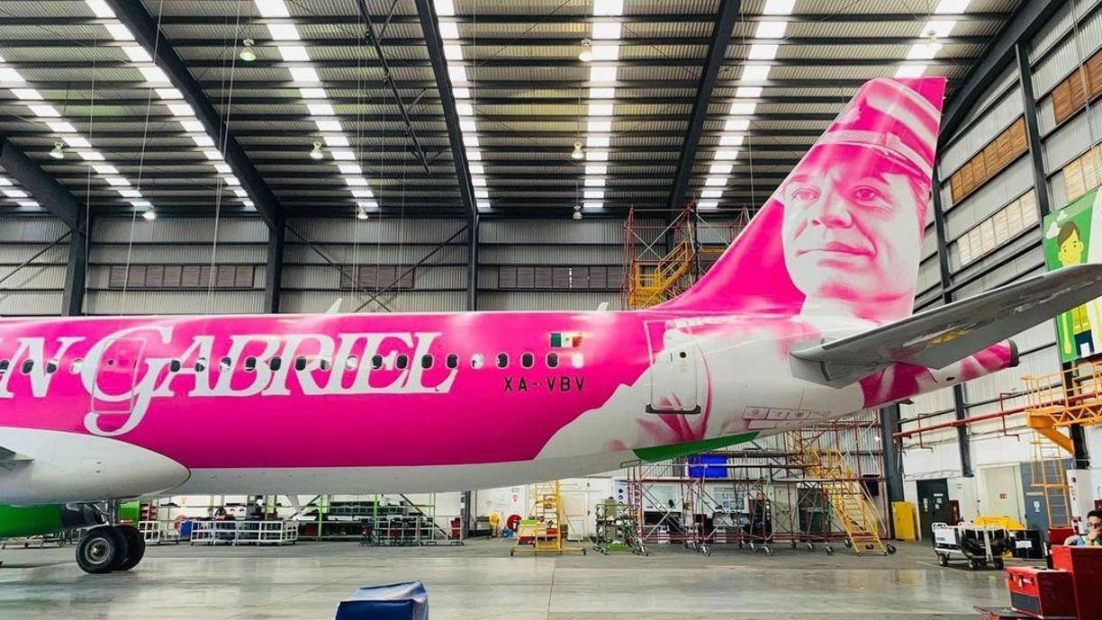 El avión esta envuelto con el rostro de El Divo de Juárez y en un tono rosa.