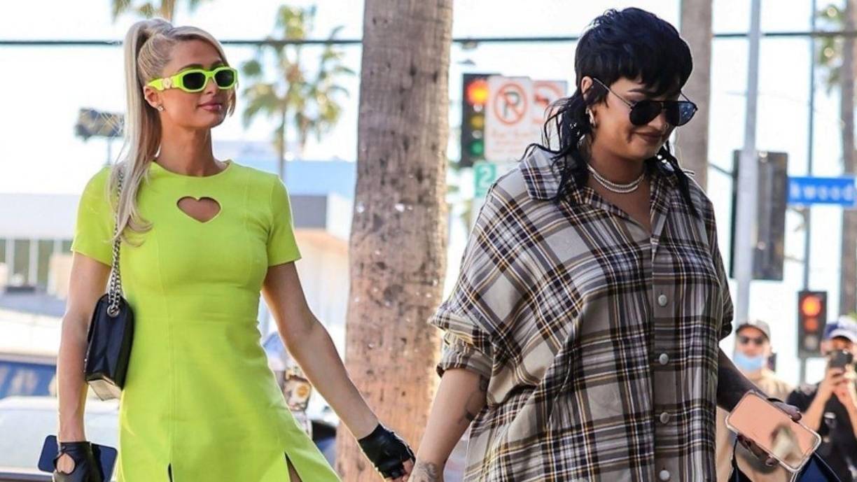 Demi Lovato junto a su amiga Paris Hilton en una reciente salida. 