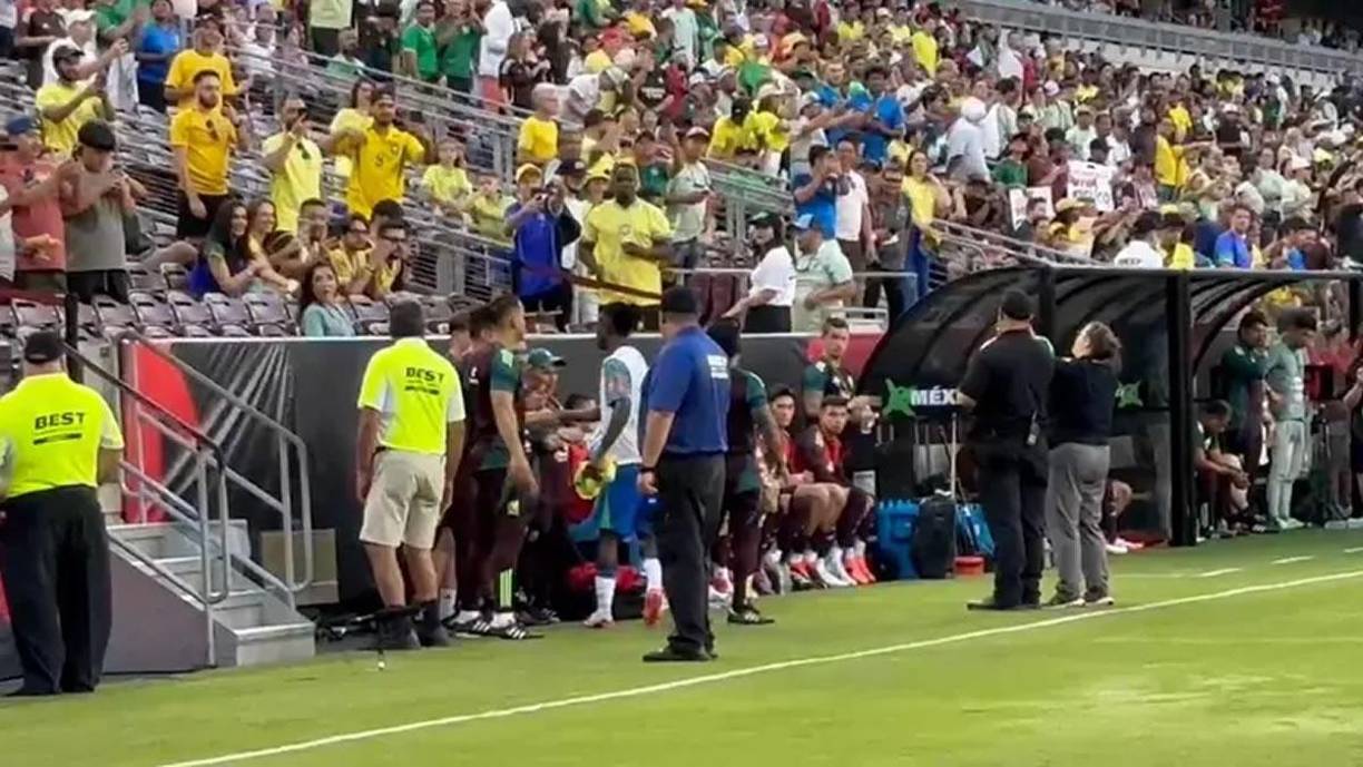 Buen gesto del delantero madridista Vinicius Jr. saludando a todos los jugadores y cuerpo técnico de México en el banquillo.