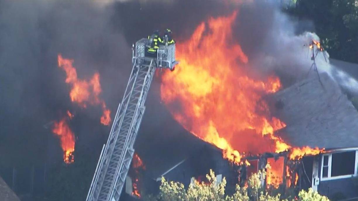 Equipos de bomberos locales, junto con refuerzos de comunidades vecinas, acudieron rápidamente al lugar, enfrentándose a desafíos extremos. 