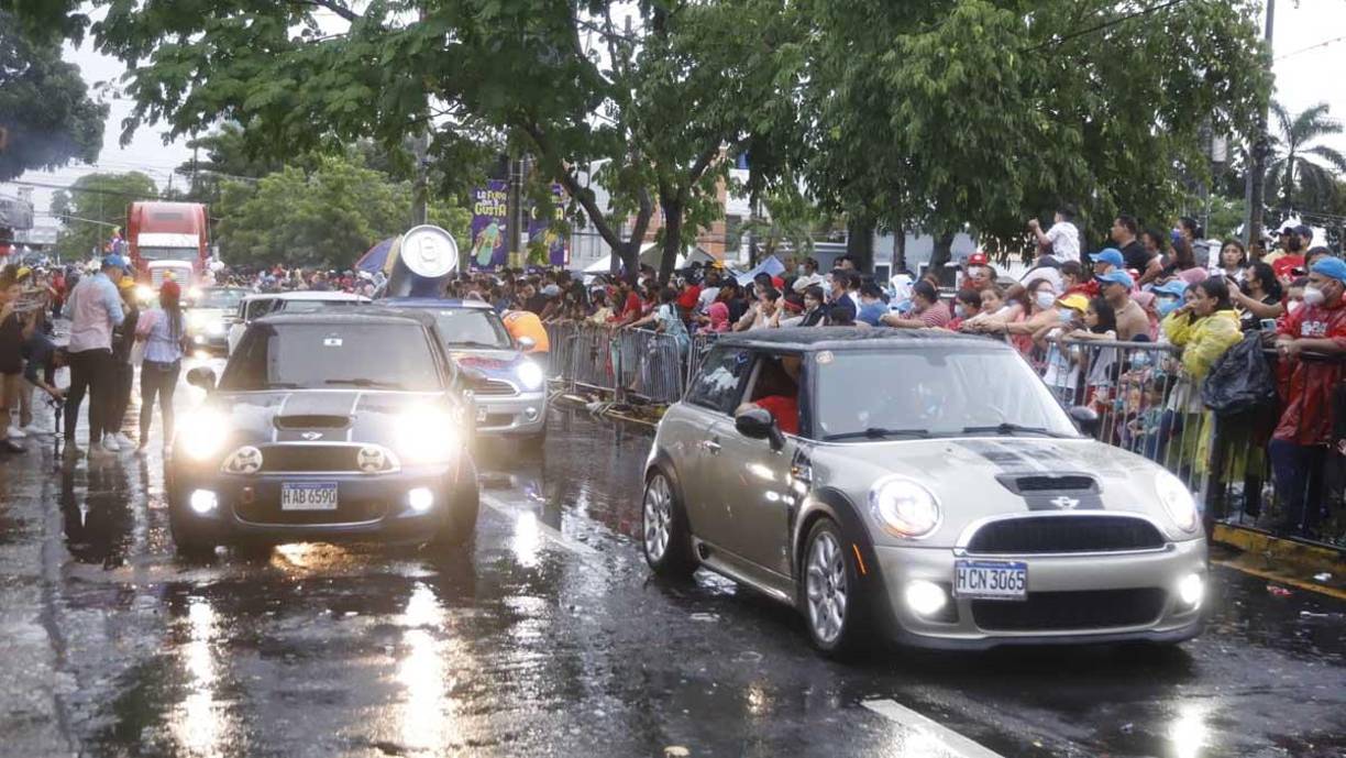 ¡Imparable! Lluvia sorprendió a sampedranos en el desfile de carrozas