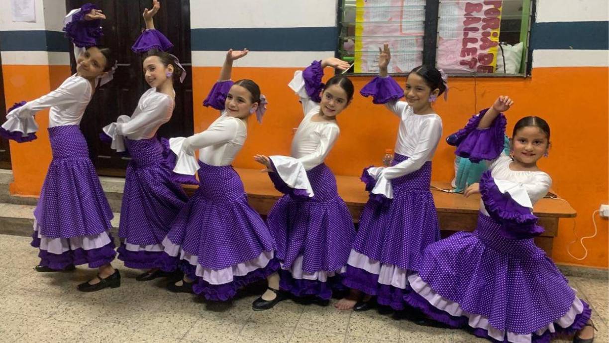 El público asistente aplaudió con entusiasmo cada actuación, reconociendo el arduo trabajo y dedicación de las alumnas y sus instructores.