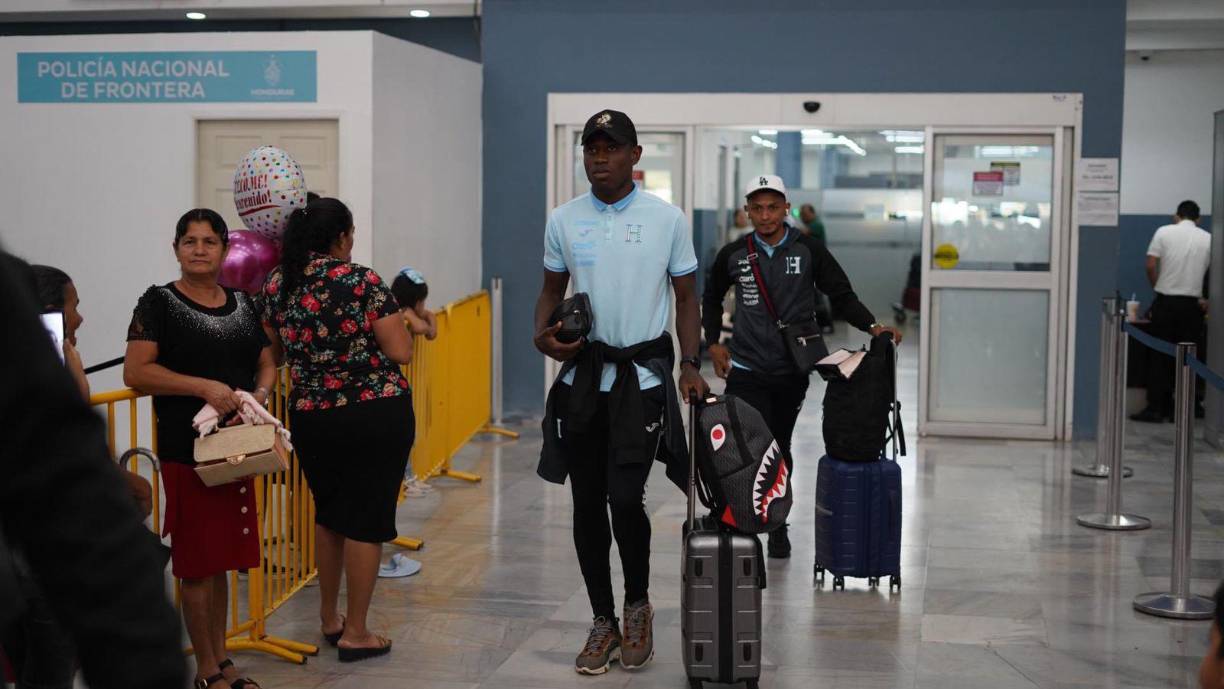 El combinado nacional sin Reinaldo Rueda llegó al Aeropuerto Internacional Ramón Villeda Morales luego de los tres partidos de la jornada. 