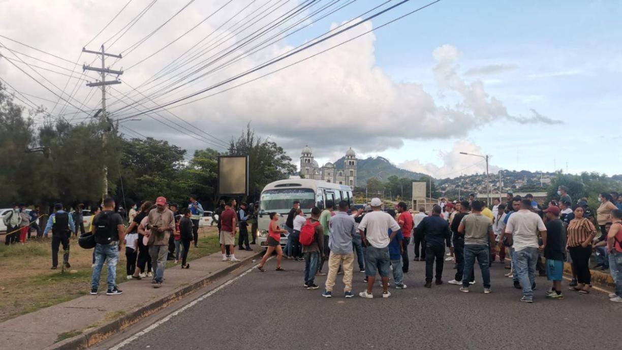 Uno de los testigos dijo que los malhechores venían a bordo del bus. Ellos se levantaron de sus asientos, caminaron hacia la víctima y le lanzaron una pregunta en tono amenazante.