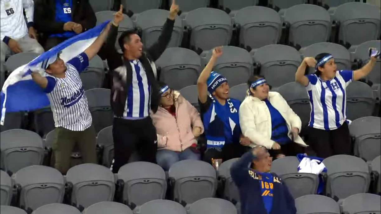 Los seguidores hondureños se emocionaban cada vez que aparecían en la pantalla del estadio previo al partido.