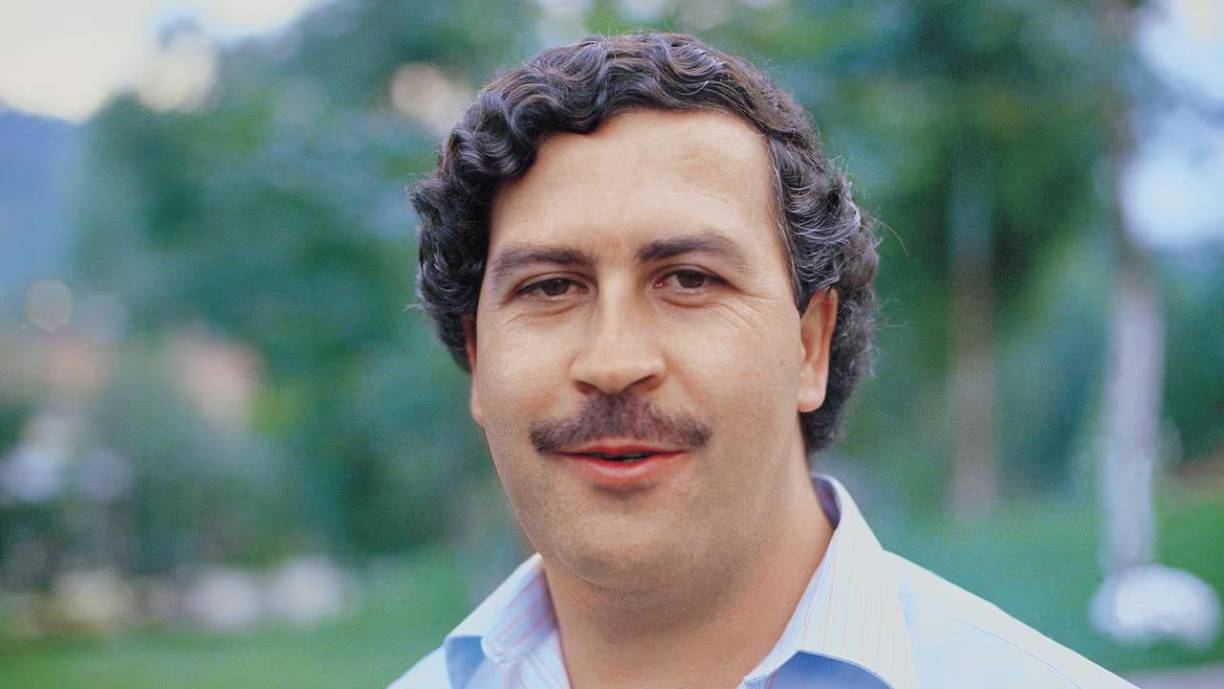 La viuda de Escobar, en su momento, había asegurado que gran parte de la fortuna del capo fue entregada a Los Pepes, una organización criminal que se dedicó a perseguir a Escobar hasta su muerte. Este acto fue presentado como una forma de comprar su tranquilidad. 