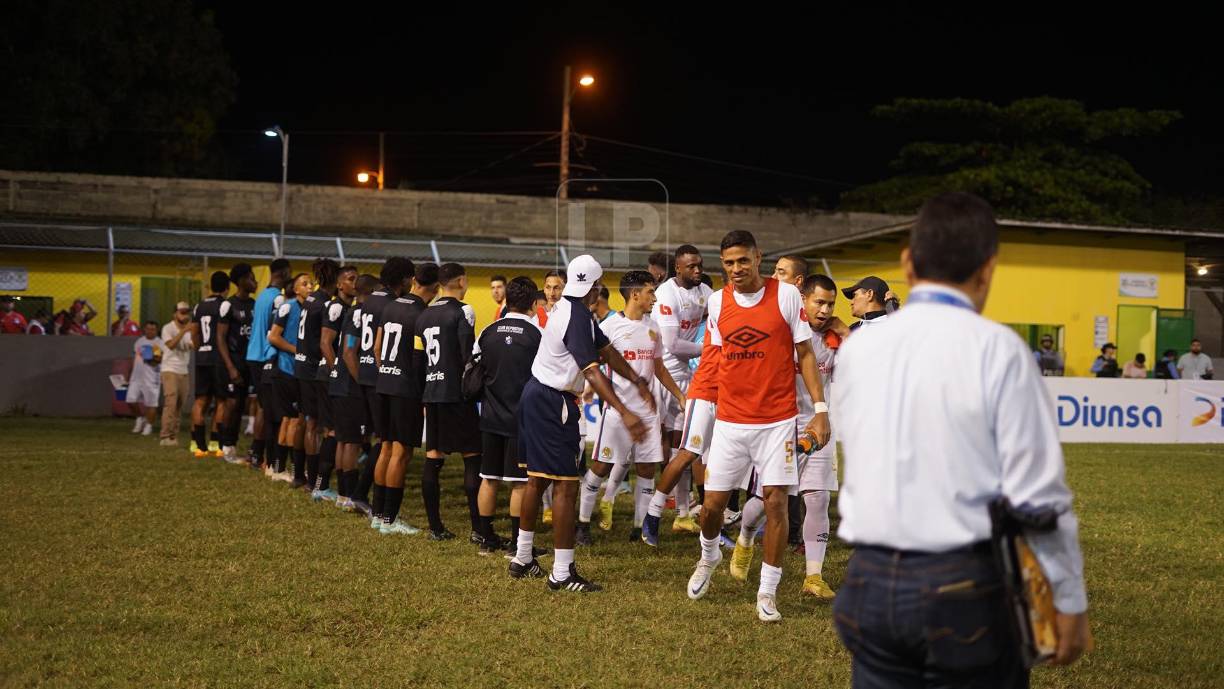 Los jugadores del Olimpia le agradecieron a los del Honduras Progreso por el gesto del pasillo.