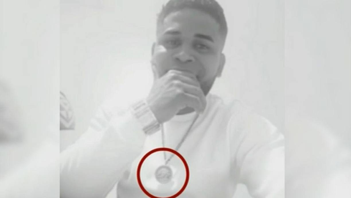 En la grabación se muestra cómo alrededor de 12 agentes del Ejército detienen a una camioneta tipo pickup que era perseguida y que choca contra el cerco que resguarda el establecimiento de autoservicio, ahí bajan con lujo de violencia a los sicarios y recogen varias armas que portaban los maleantes.