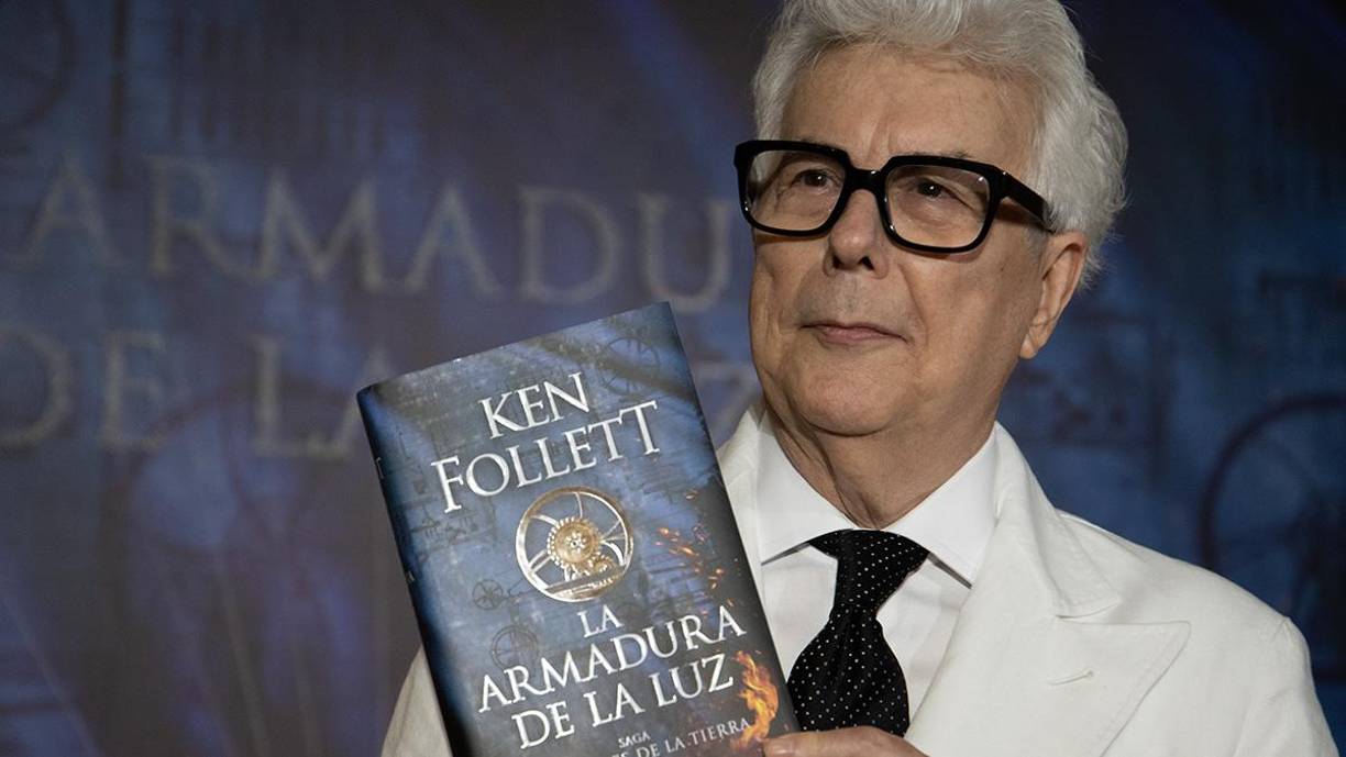 ‘La armadura de la luz”, de Ken Follet (Plaza y Janés).- El libro arranca en la ciudad de Kingsbridge a finales del siglo XVIII y sigue las aventuras de un grupo de familias cuyas vidas van a sufrir un vuelco por la revolución industrial.