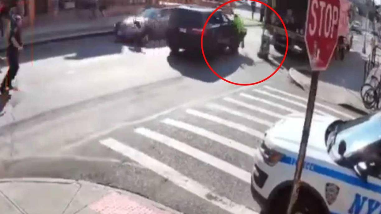 El conductor había sido requerido por agentes de la Policía para verificar sus documentos.