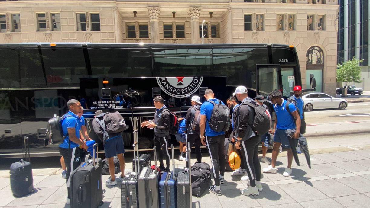 La delegación catracha llegó con una sorpresa y fue la presencia de uno de los futbolistas que salió de la lista de convocados oficial.