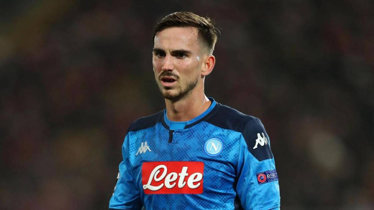‘Calciomercato’ asegura que el Napoli pide al menos 30 millones de euros por Fabián Ruiz, pero que el PSG no ofrece más de 20 ‘kilos’ por el jugador español, quien sigue a la espera del trato.