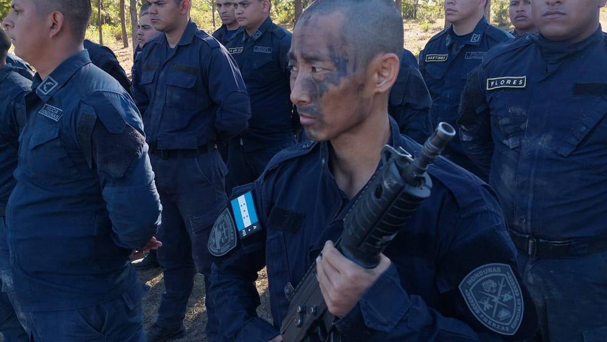 Desde su llegada a las instalaciones de fuerzas especiales, a Fujiyama se le asignó cuidar a la mascota (un gallo) del curso, pero hoy la entregó para recibir su fusil. 