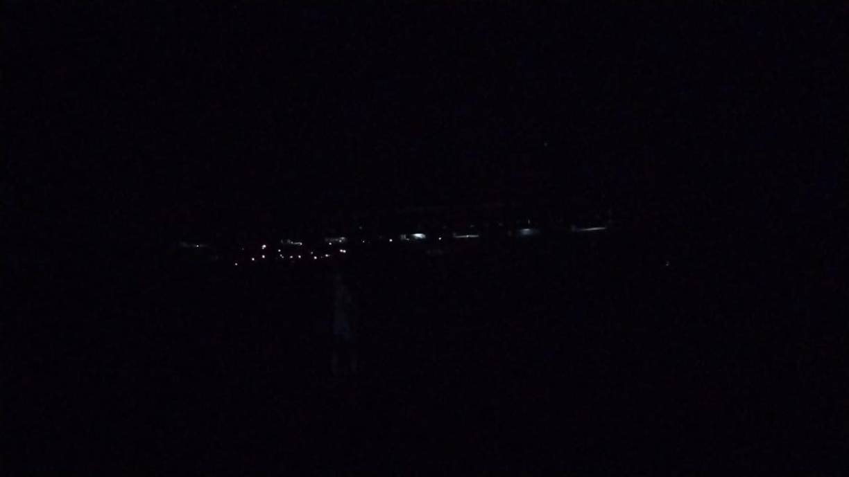 Sin embargo, exactamente a las 7:00 PM, cayó una fuerte lluvia en San Pedro Sula y se cortó fluido eléctrico en el estadio Olímpico.