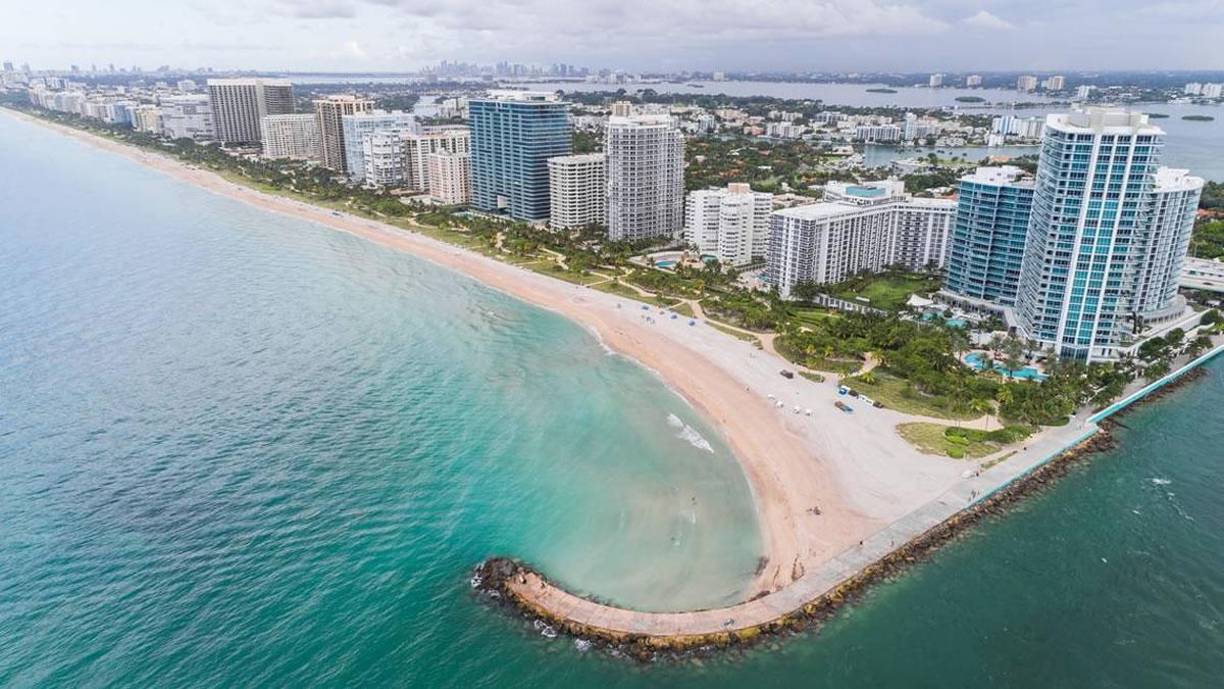 La propiedad de Bal Harbour, que estaba listada con Douglas Elliman por un precio de 28,5 millones de dólares, tiene unos 46 metros de largo frente a uno de los canales y cuenta con muelle para embarcación de recreo, informó el martes el portal especializado TheRealDeal.