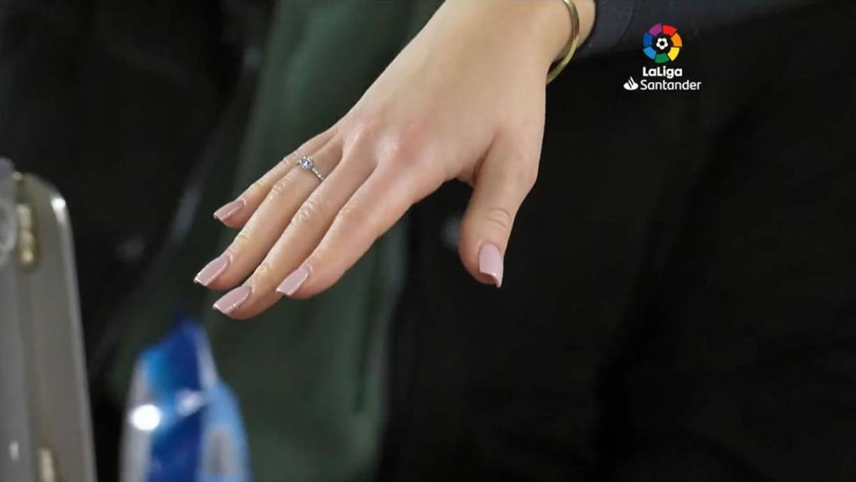 La aficionada del Barcelona mostró el anillo de compromiso.
