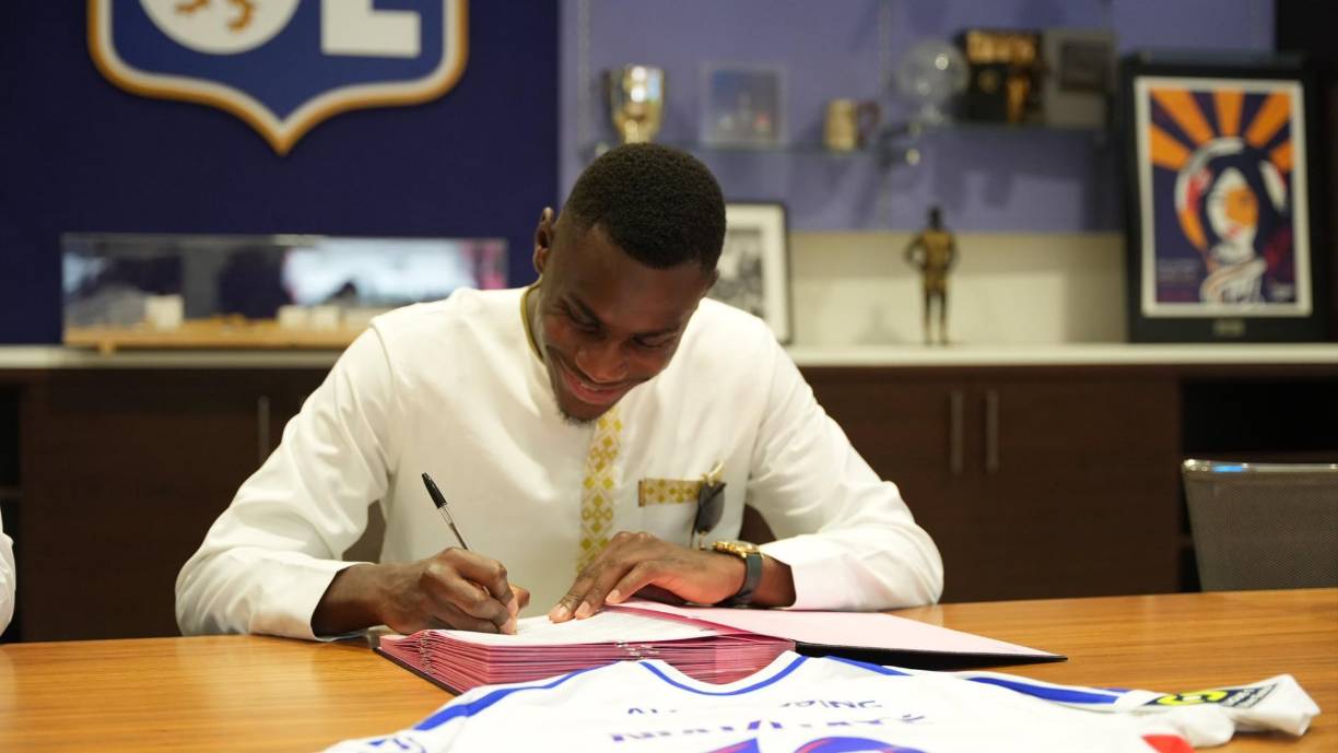 OFICIAL / Mousa Niahkaté se convierte en nuevo jugador del Lyon para la próxima campaña. 