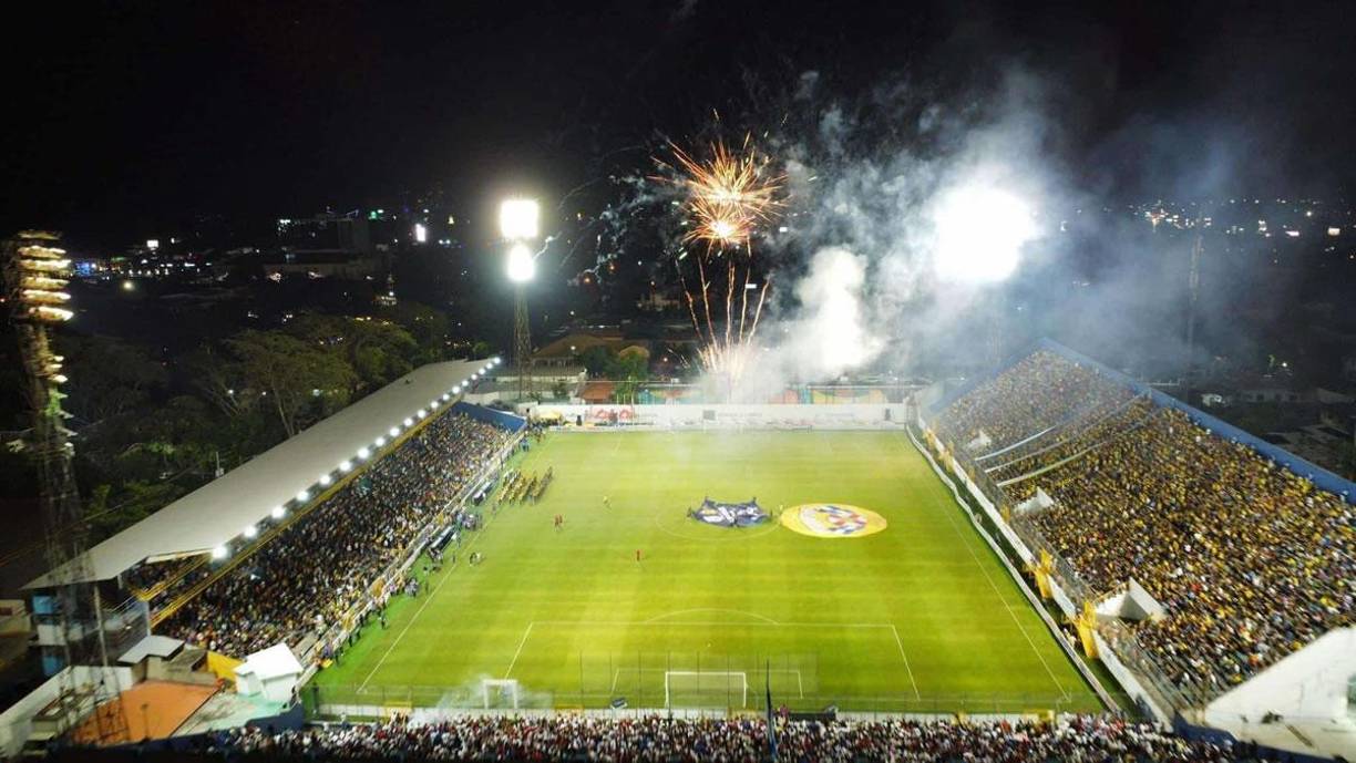El estadio Morazán volvió a abrir sus puertas con una nueva grama y un llenazo hasta la bandera.