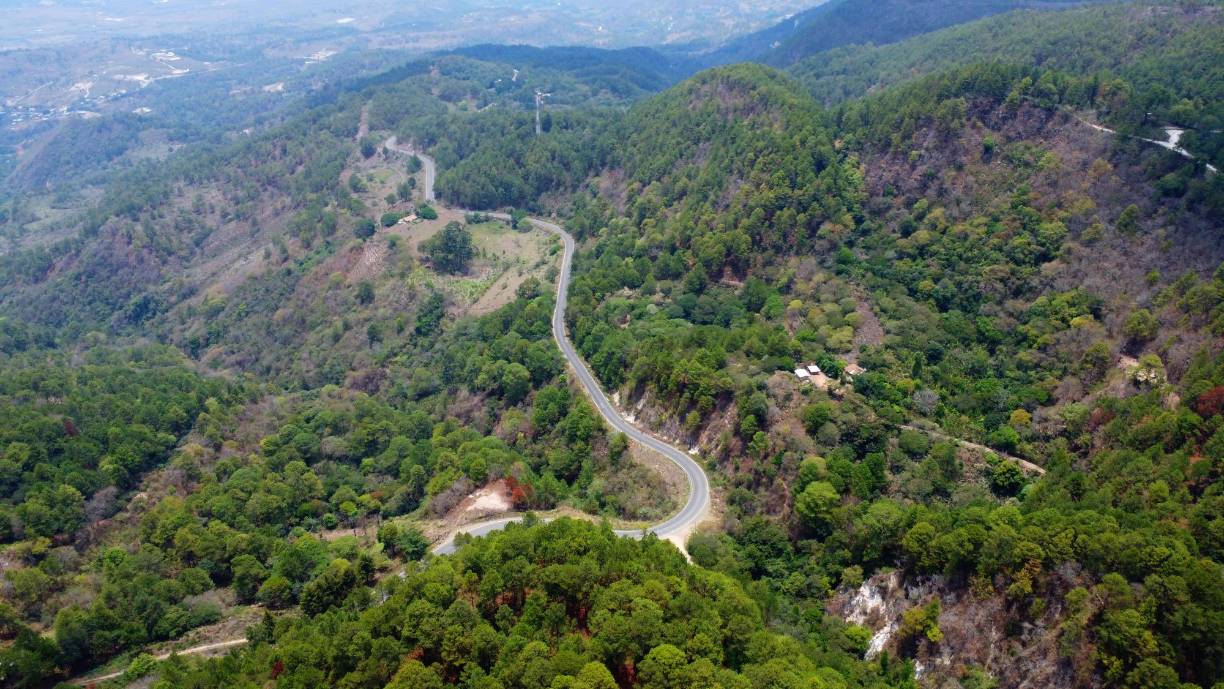 <b>Para llegar a Ocotepeque desde Copán es indispensable atravesar la Reserva de Guisayote. La vía aloja una de las cuestas más empinadas, cuya cumbre es justamente en El Portillo, una de las comunidades con los climas más fríos de Honduras en invierno. Se localiza a cerca de los 2,400 metros sobre el nivel del mar.</b>