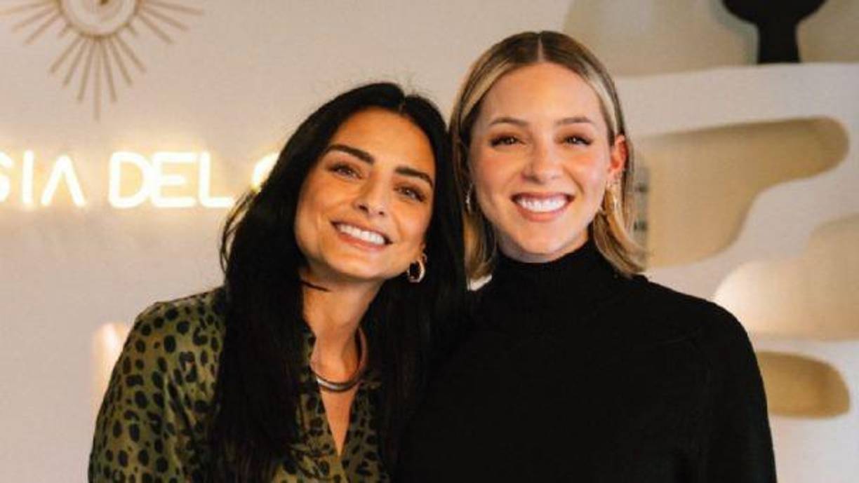 “Muchas mujeres hemos pasado por una pérdida, me incluyo, y no lo decimos, creo que es la primera vez que lo digo en este podcast”, dijo Aislinn Derbez.