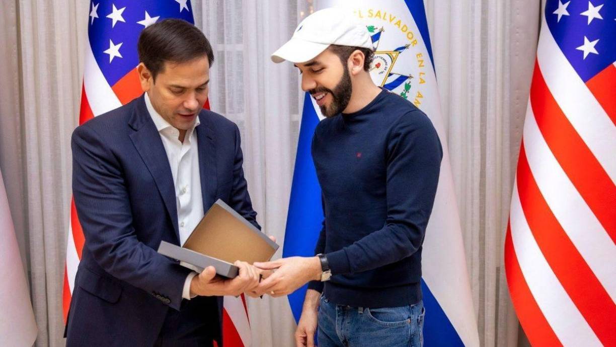 Robert Carmona-Borjas, analista venezolano, dijo que Trump nombrará a Rubio para el cargo de secretario de Estado. Carmona-Borjas advirtió que “el senador Rubio ha sido uno de los críticos más contundentes de los gobiernos socialistas en América Latina y el Caribe, y no tiene reparos en desenmascarar a los líderes políticos de las ‘cleptocracias disfrazadas de democracias’ en la región. Estuvo en El Salvador con Nayib Bukele.