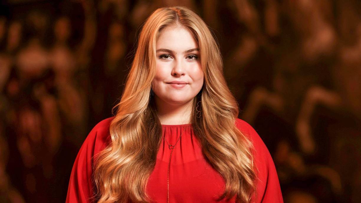 Amenazada por el crimen organizado, la princesa heredera de Países Bajos, Amalia, de 18 años, vive prácticamente enclaustrada en el palacio de sus padres, de donde solo sale para ir a la universidad escoltada por guardaespaldas.