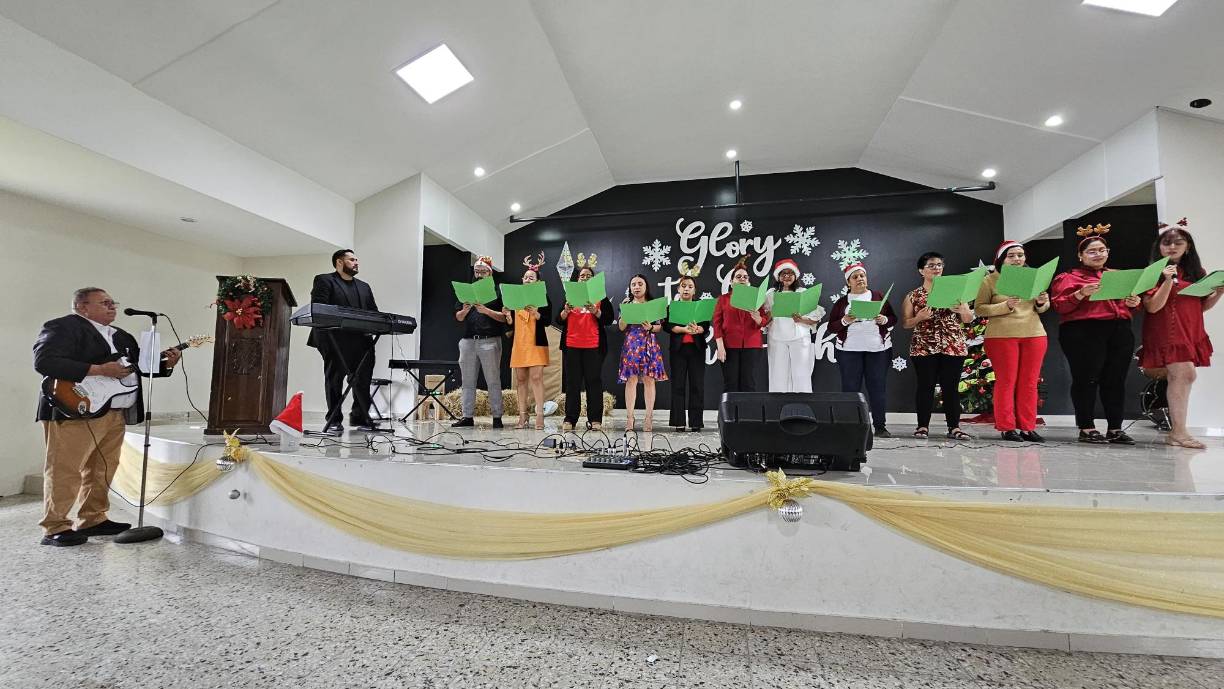 En un emotivo cierre de año escolar, los estudiantes de los diferentes grados académicos del Instituto San Vicente de Paúl celebraron su villa navideña, con la cual también festejan la magia y alegría de la Navidad. En este espectacular evento, los popurrís navideños predominaron de principio a fin para deleite de los padres de familia, docentes y alumnos presentes. 