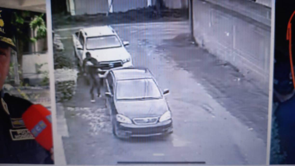 Del interior de la vivienda sale un hombre que comenzó forcejear con Miguel Matute, luego otros dos hombres lo apoyan. 