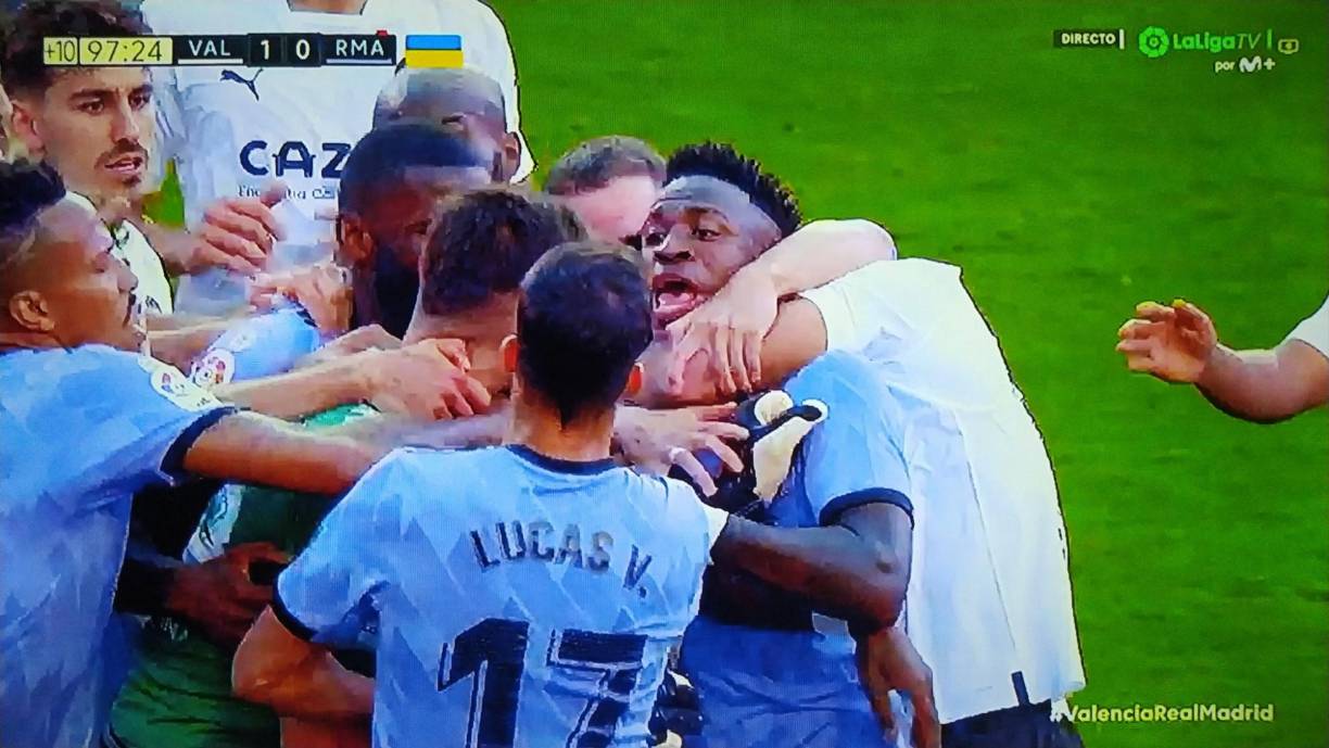 Jugadores del Valencia se le lanzaron a Vinicius y el brasileño fue apartado por sus compañeros del Real Madrid.