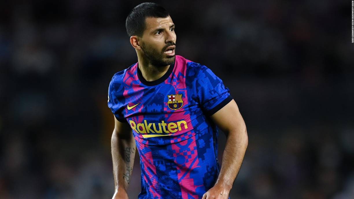 Sergio “Kun” Agüero anunciará este miércoles que se retira. El delantero argentino se ha visto obligado a abandonar definitivamente el fútbol. Medios españoles informan que tras confirmarse que la arritmia que sufre no es benigna, el goleador del Barcelona debe poner fin a su carrera a los 33 años.