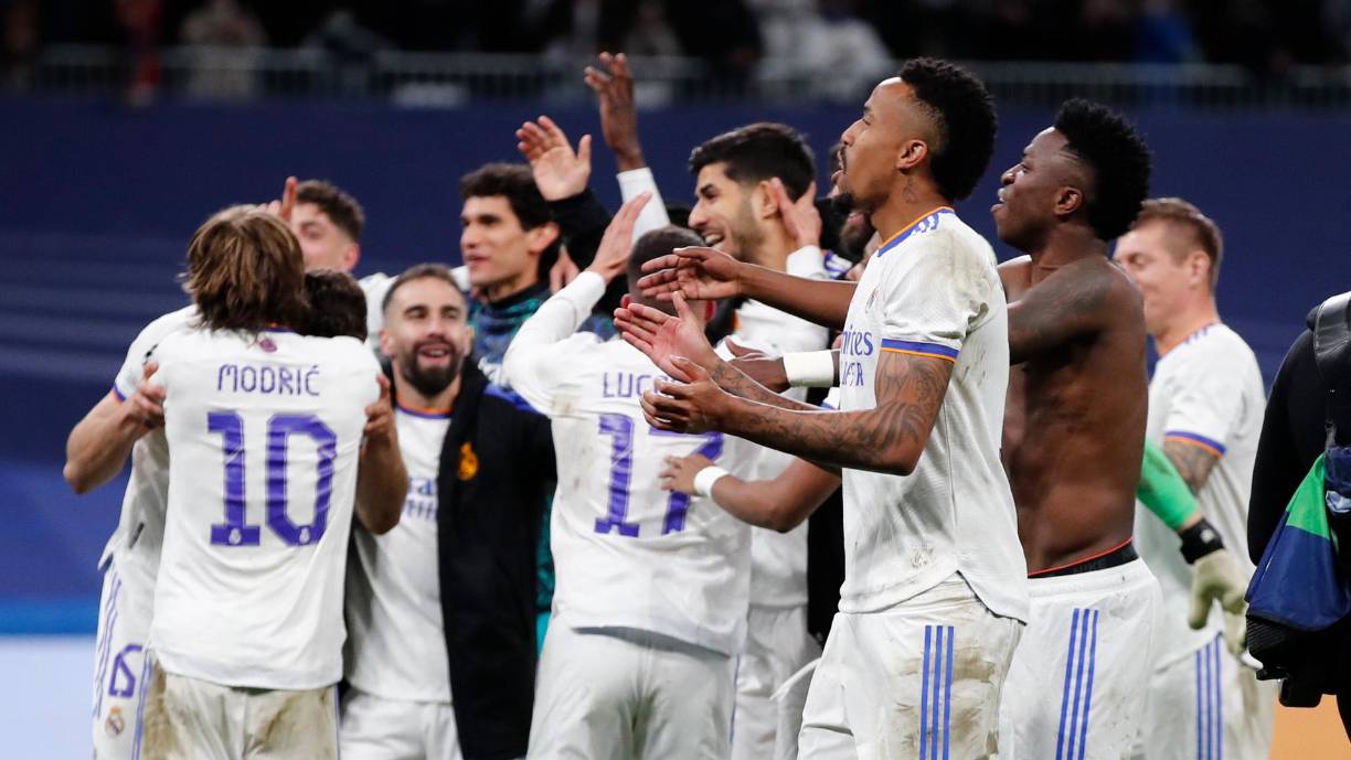 Los jugadores del Real Madrid celebraron con la afición que se quedó en el Bernabéu tras el partido.