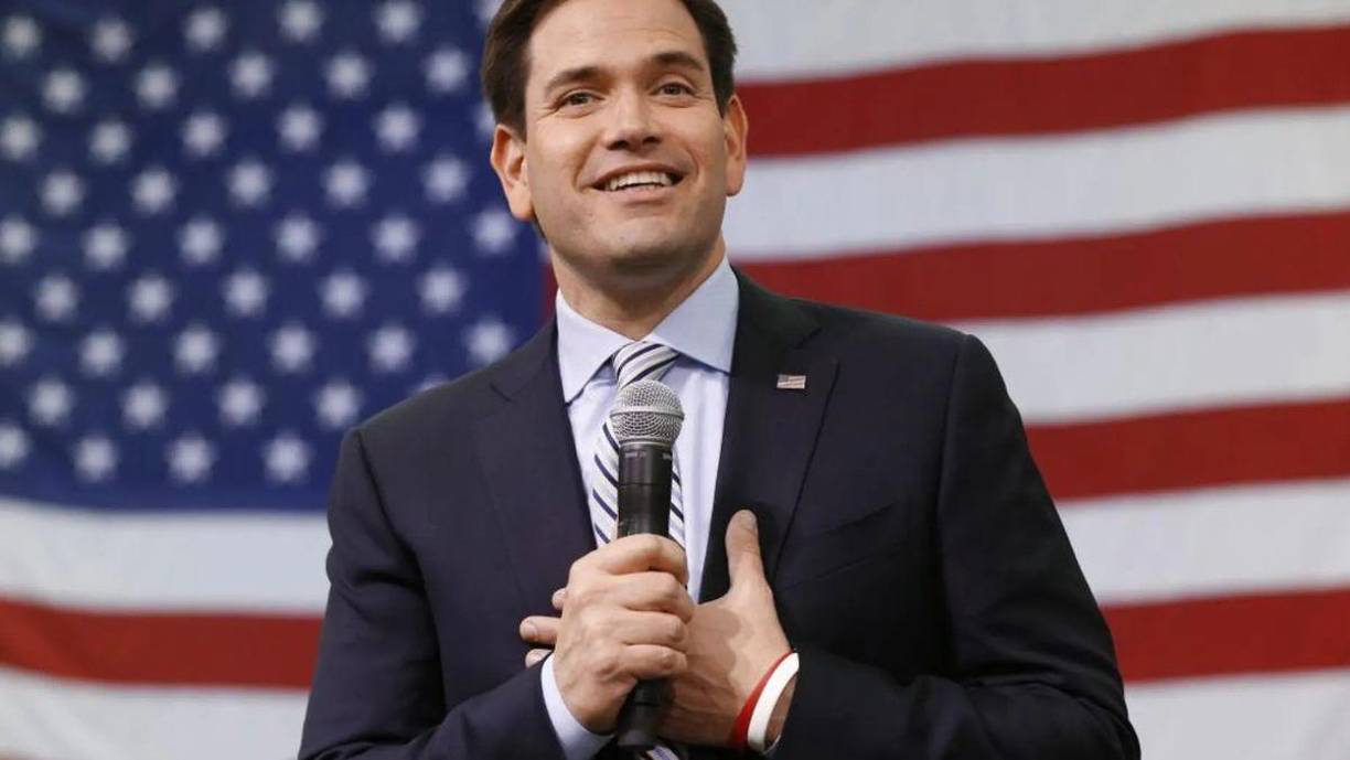 “Estados Unidos es el país más grande que el mundo haya conocido, pero tenemos serios problemas en nuestro país y desafíos peligrosos en el exterior”, dijo el senador Rubio. “Necesitamos reequilibrar nuestra economía doméstica, traer industrias críticas de regreso a Estados Unidos y reconstruir nuestra fuerza laboral mediante una mejor educación y capacitación”, sostiene.