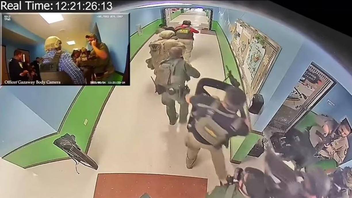 El video fue dado a conocer por el rotativo mientras el comité legislativo de Texas que investiga el tiroteo planea mostrar el próximo domingo la grabación completa, de más de una hora, a los familiares de las víctimas y posteriormente al público en general.