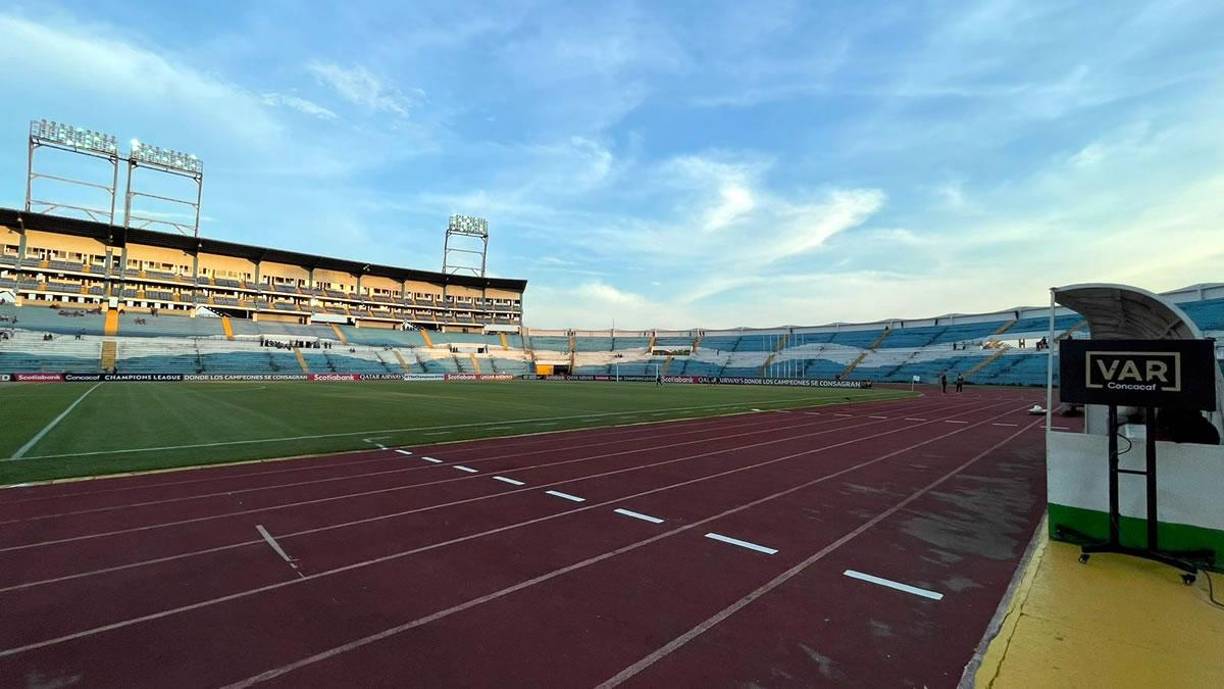 Vacío. Así lucía el estadio Olímpico Metropolitano a una hora para que iniciara el partido Motagua-Pachuca por la Concachampions.