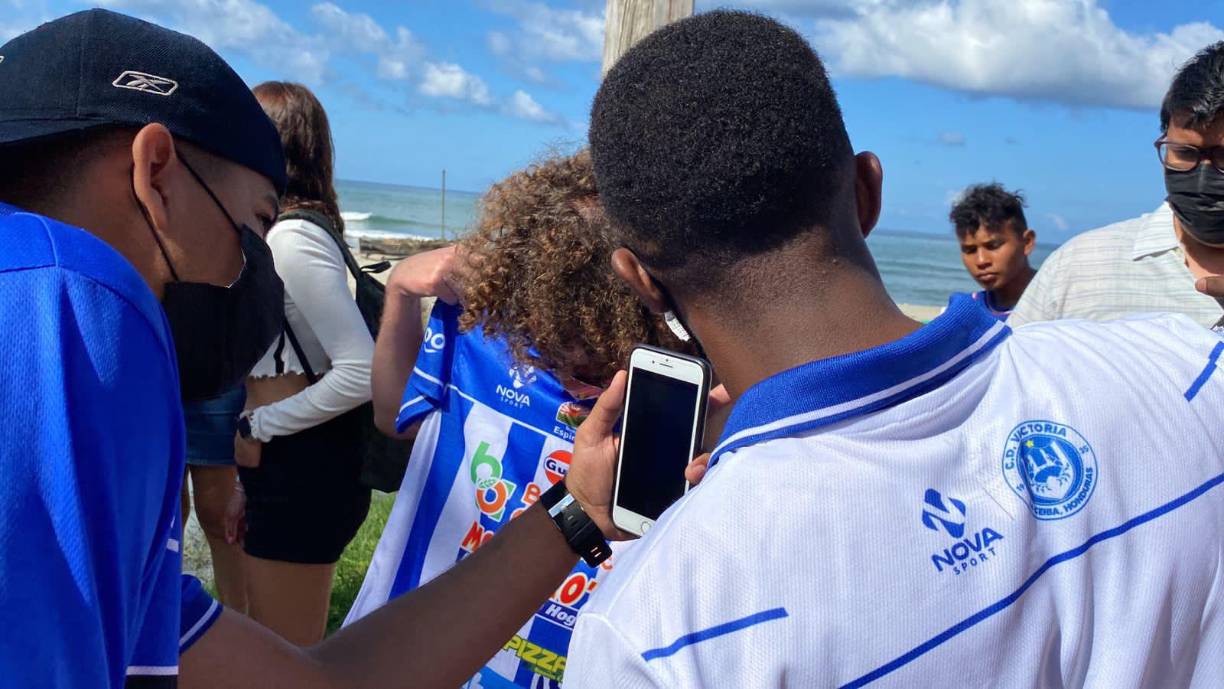 Momento en donde Luisito Comunica pudo ver cada detalle de la camiseta del Victoria que le entregó el equipo ceibeño.