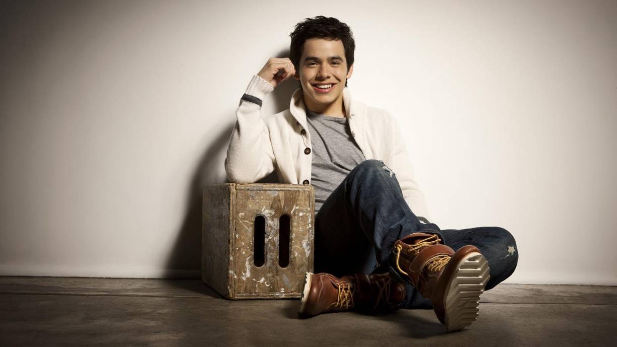 “Una vez que te alejas, finalmente puedes ver la imagen completa. Es confuso porque, literalmente, las imágenes en mi pared son todas imágenes cristianas de Jesús y de las Escrituras y otras cosas. Ahora pienso: ‘Este era mi mundo, pero ahora no lo es. Ahora, ¿qué hago? ?’ No tengo ni idea.” Aún así, tiene esperanzas. “Me he permitido amarme a mí mismo por todo lo que soy, no estar condicionado a avergonzarme a mí mismo, y no avergonzarme de lo que soy se siente maravilloso”, dice, “porque nunca pensé que estaba bien, me amo.”