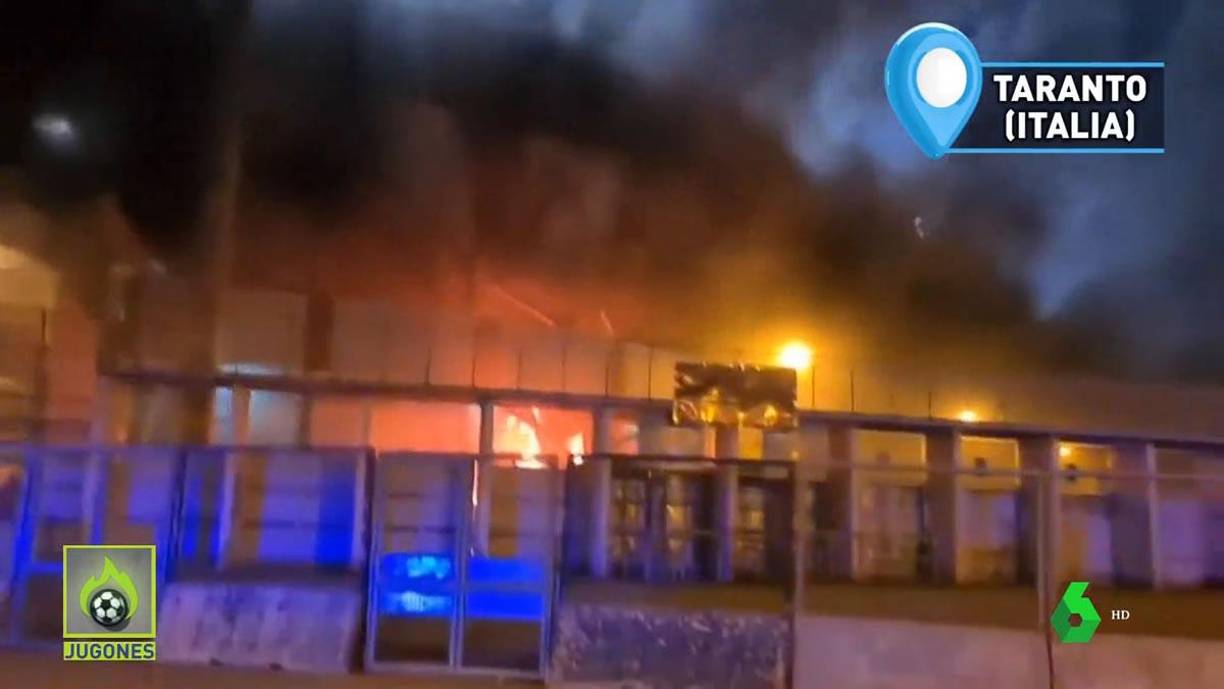 Los aficionados del Calcio Foggia comenzaron a arrojar piedras a los bomberos que llegaban al lugar para frenar el avance del fuego dentro del estadio.