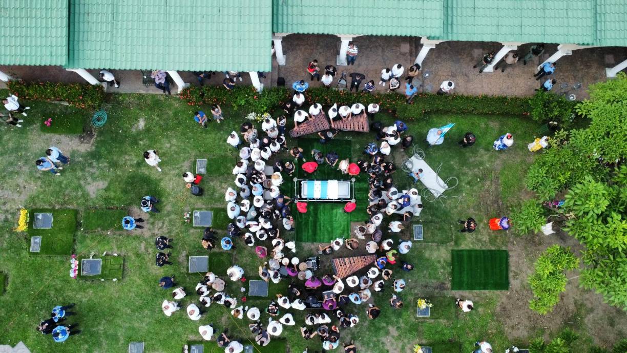 Al momento de bajar el ataúd, los presentes entonaron el tema “Amigo”, original de Roberto Carlos.